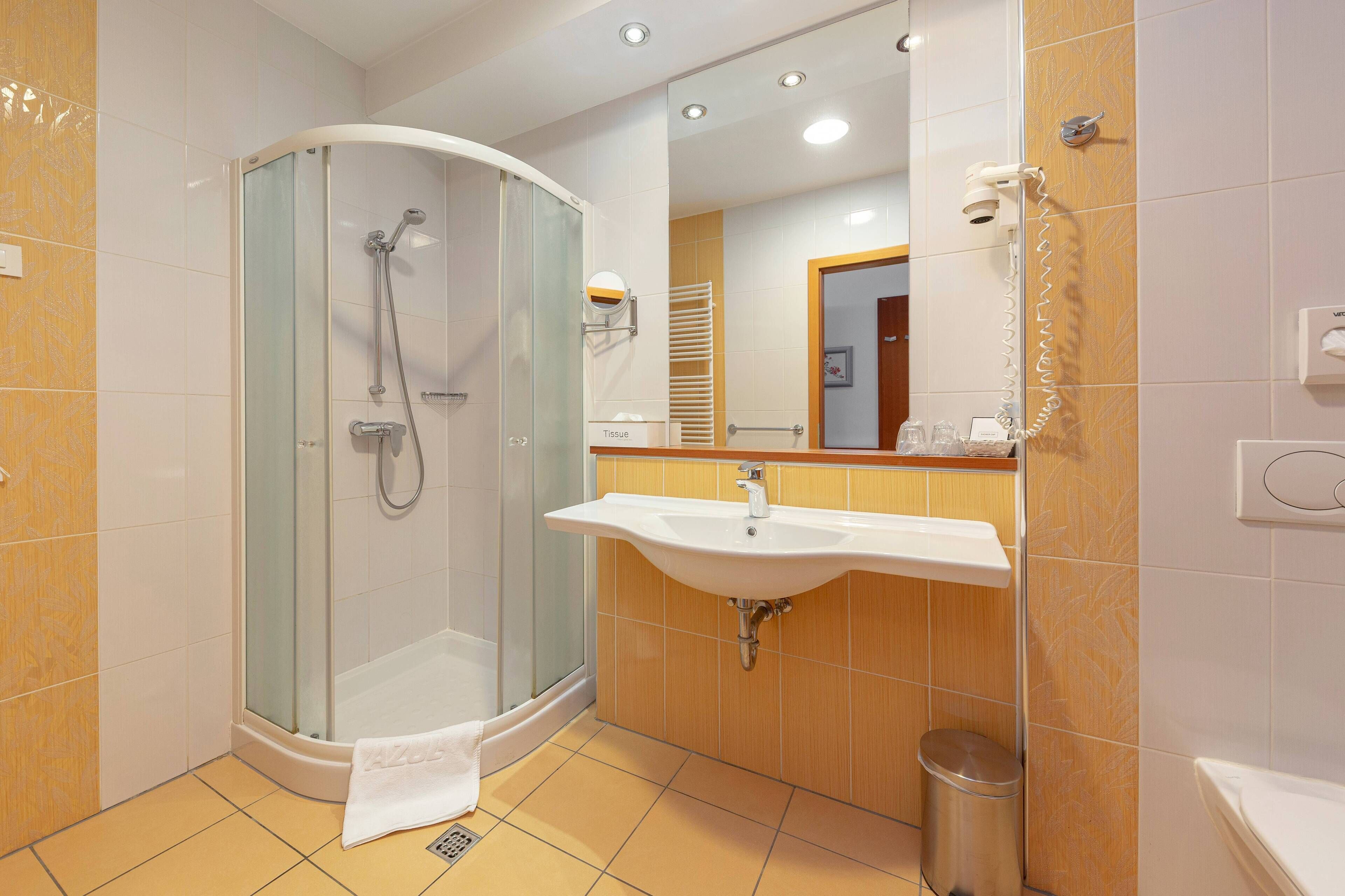 Ein modernes Badezimmer mit einer Duschkabine, einem Waschbecken und einer Toilette.