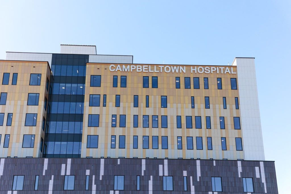 Un bâtiment moderne abritant un hôpital, sur lequel on peut lire l’inscription « Hôpital de Campbelltown ».