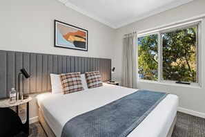 Ropa de cama de alta calidad y minibar 