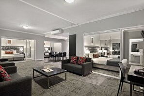 Standard-Apartment, 3 Schlafzimmer | Wohnbereich | IPod-Dockingstation