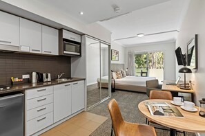 Hochwertige Bettwaren, Minibar, Zimmersafe, Schreibtisch