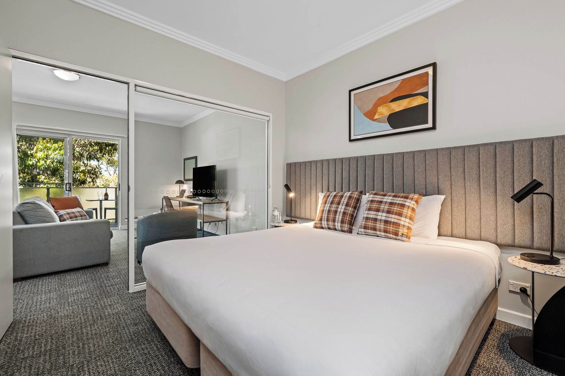 고급 침구, 미니바, 객실 내 금고, 책상