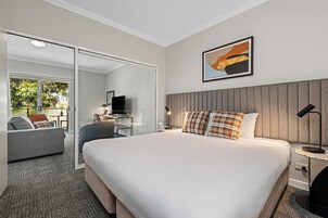 Roupas de cama premium, frigobar, cofres nos quartos, escrivaninha