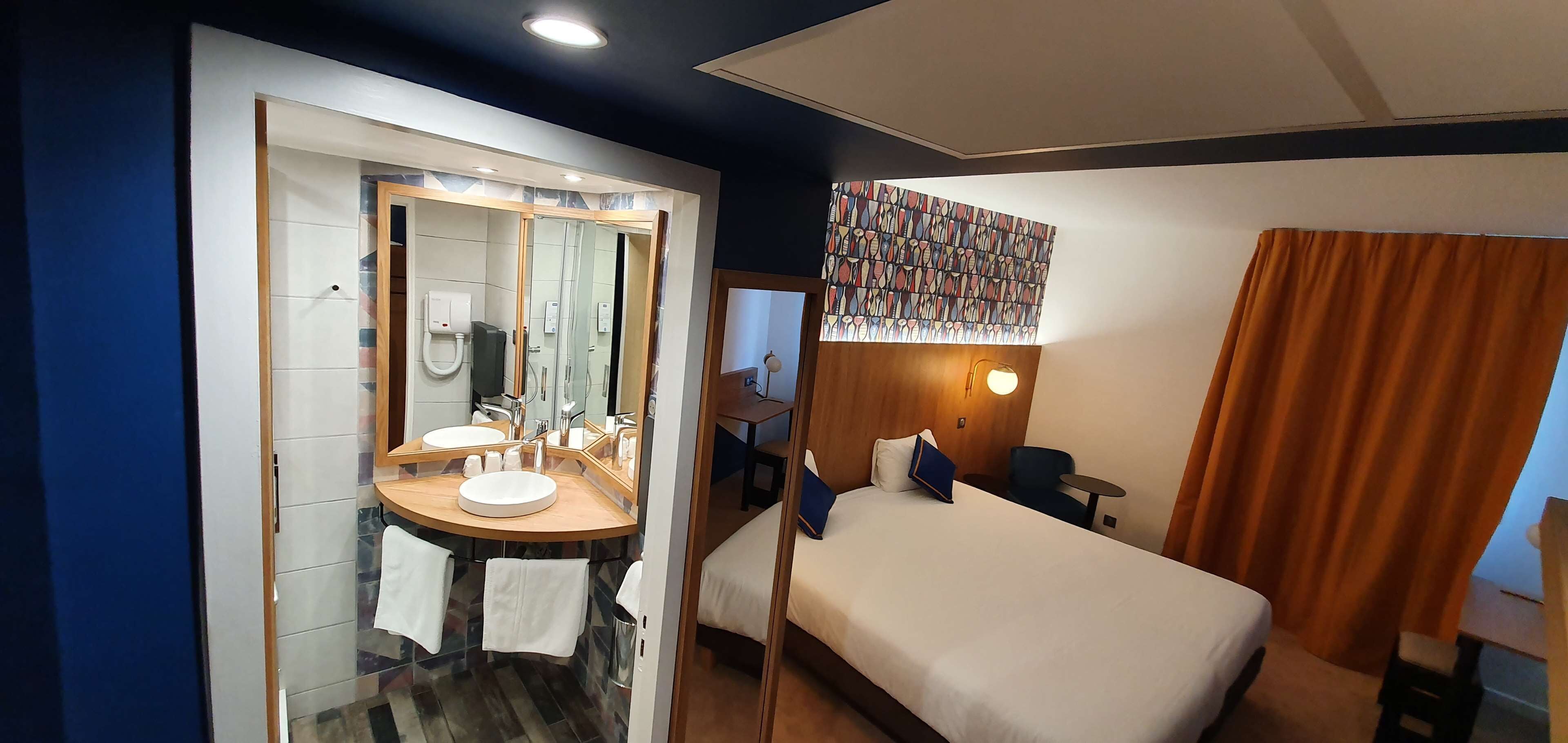 أغطية فراش متميزة وأسرّة بطبقة علوية مريحة وخزنة داخل الغرفة ومكتب