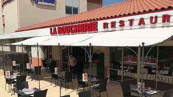 Breakfast and dinner served