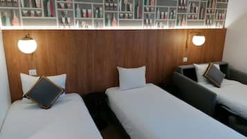 Triple Room, Multiple Beds | Premium bedding, pillowtop beds, in-room safe, desk