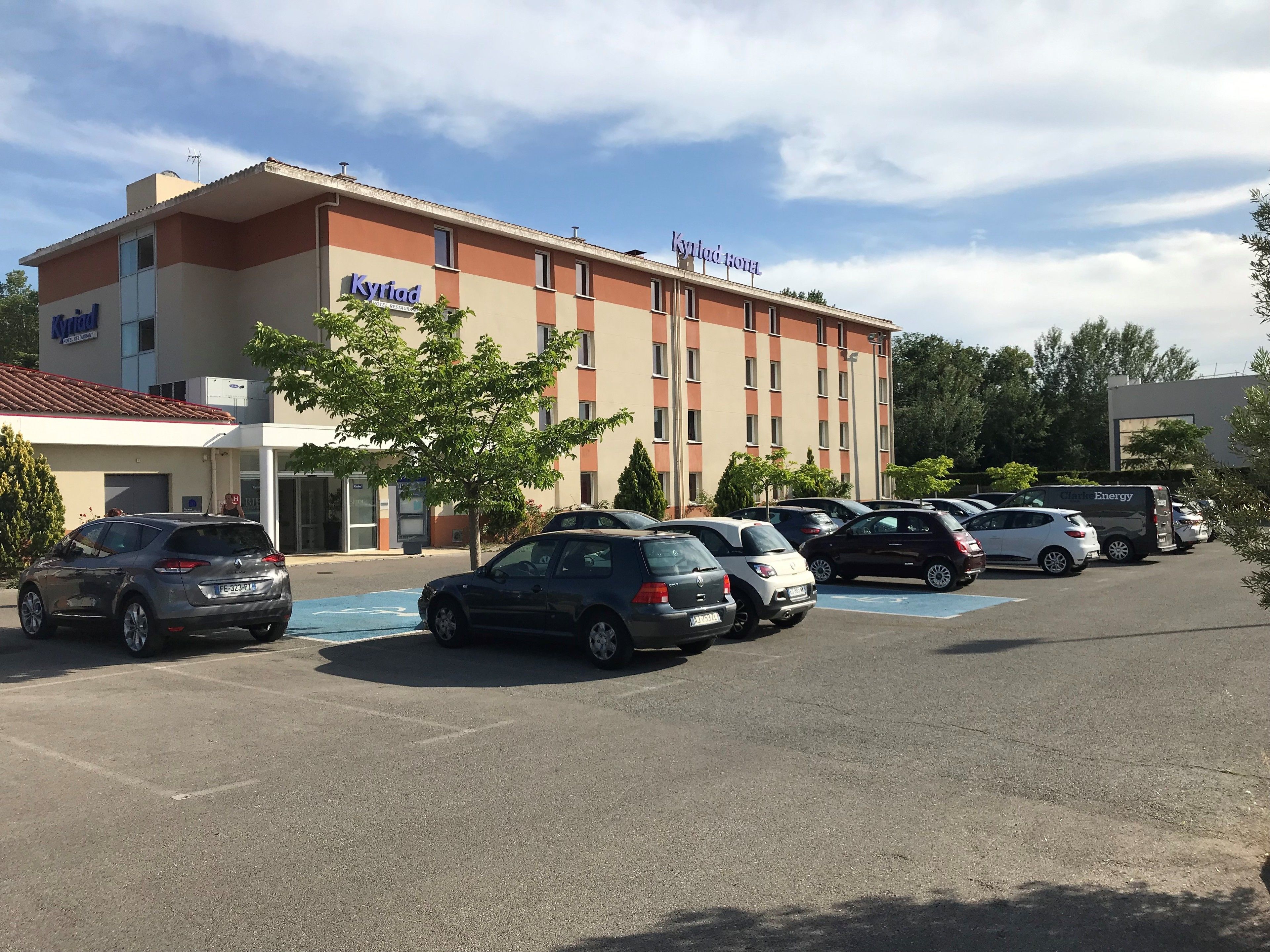 Un hotel con parcheggio.