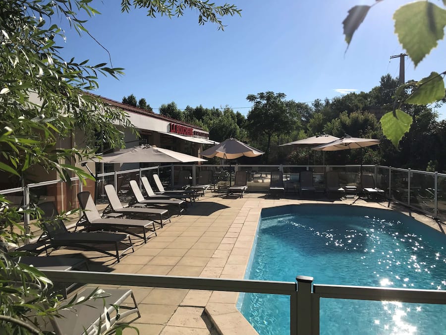 Una piscina al aire libre de temporada (de 09:00 a 19:00), sombrillas