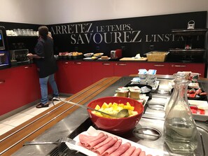 Tägliches Frühstücksbuffet gegen Gebühr