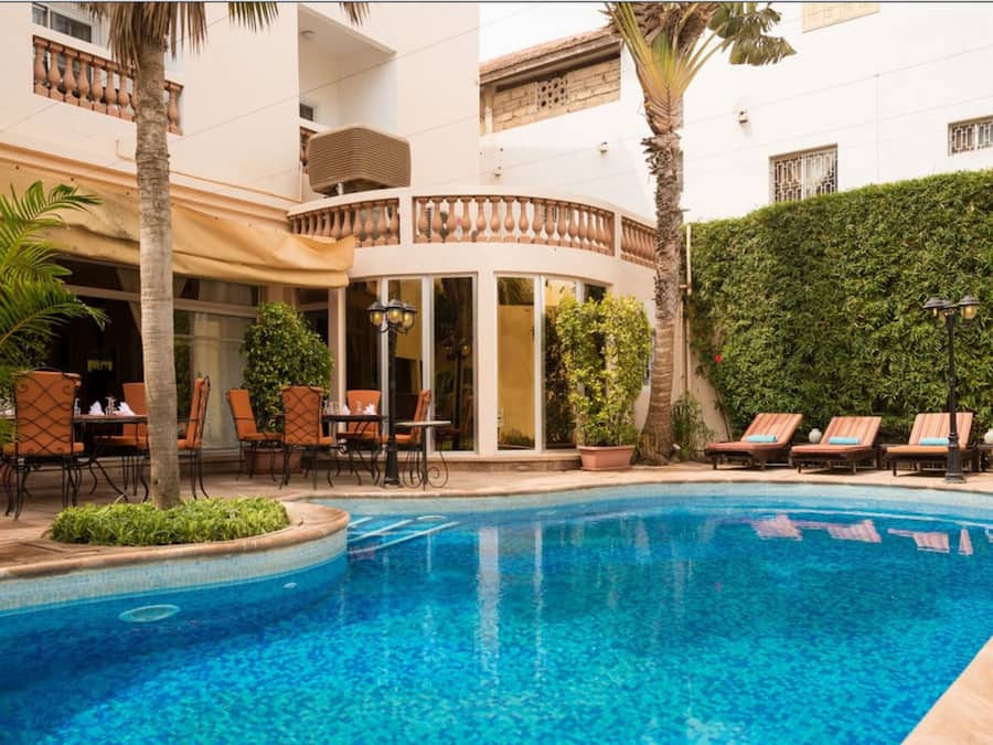 Utendørsbasseng og solsenger