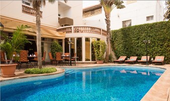 室外泳池；躺椅