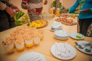 Déjeuner, dîner et souper servis sur place