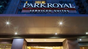 En hög byggnad med skylten ”Parkroyal Service Suites” på toppen.