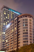 Bagian depan properti - sore/malam