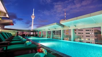 Kolam renang terbuka, kerusi lepak pantai 