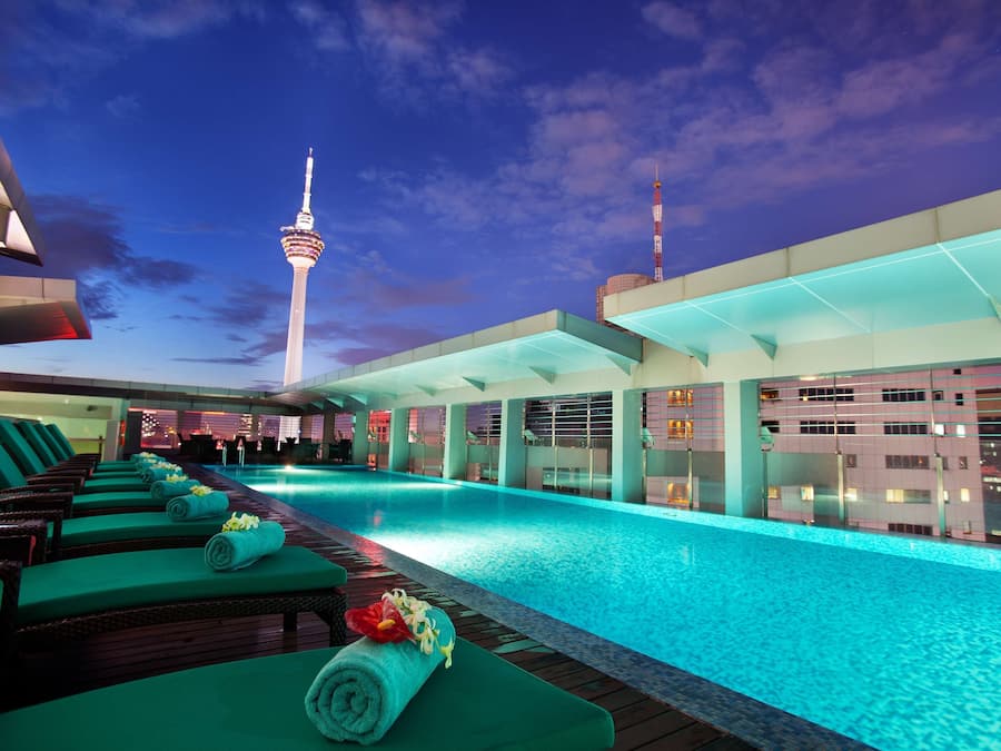 Piscine extérieure, chaises longues