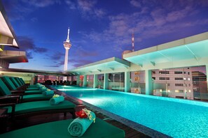 Outdoor pool, pool loungers - PARKROYAL Serviced Suites Kuala Lumpur (Kuala Lumpur)
