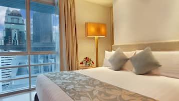 Suíte, 1 quarto | Roupas de cama premium, cofres nos quartos, escrivaninha