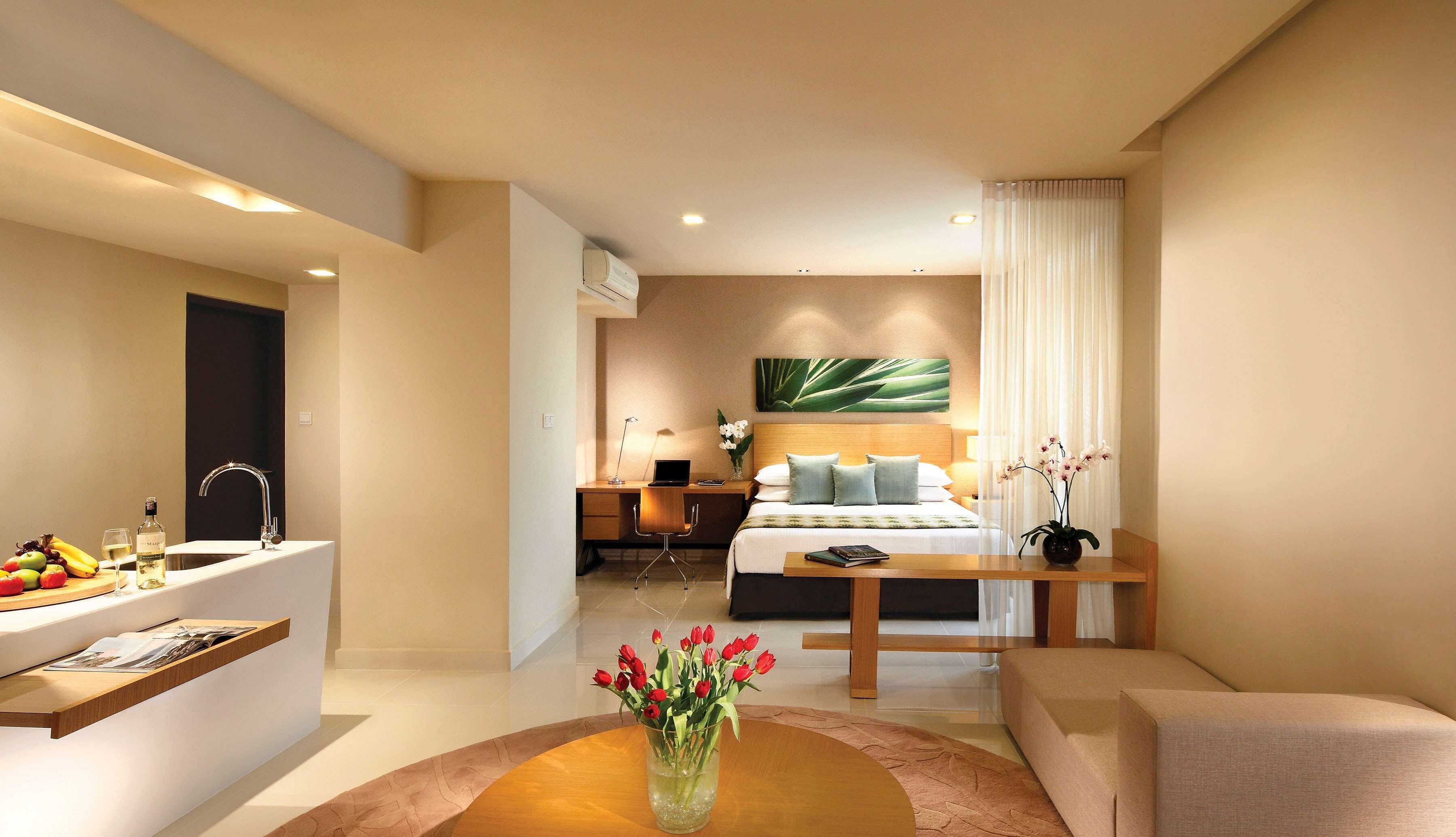 Ein modernes Hotelzimmer mit Bett, Schreibtisch und Sitzecke.