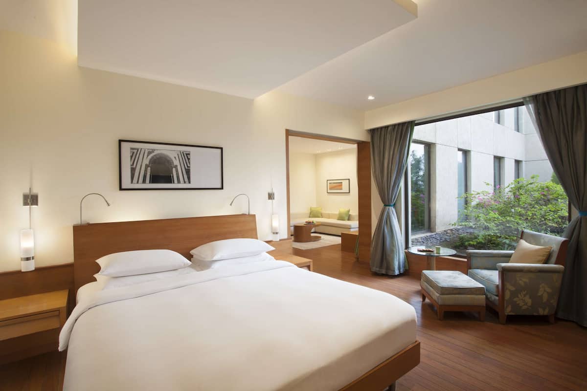 Club kamer, 1 kingsize bed | Luxe beddengoed, een minibar, een kluis op de kamer, een bureau