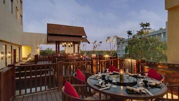 4 restaurantes, se sirven desayunos, comidas, cenas y cocina india