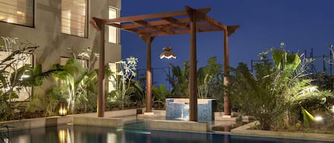 Piscine extérieure, cabanons gratuits, parasols de plage