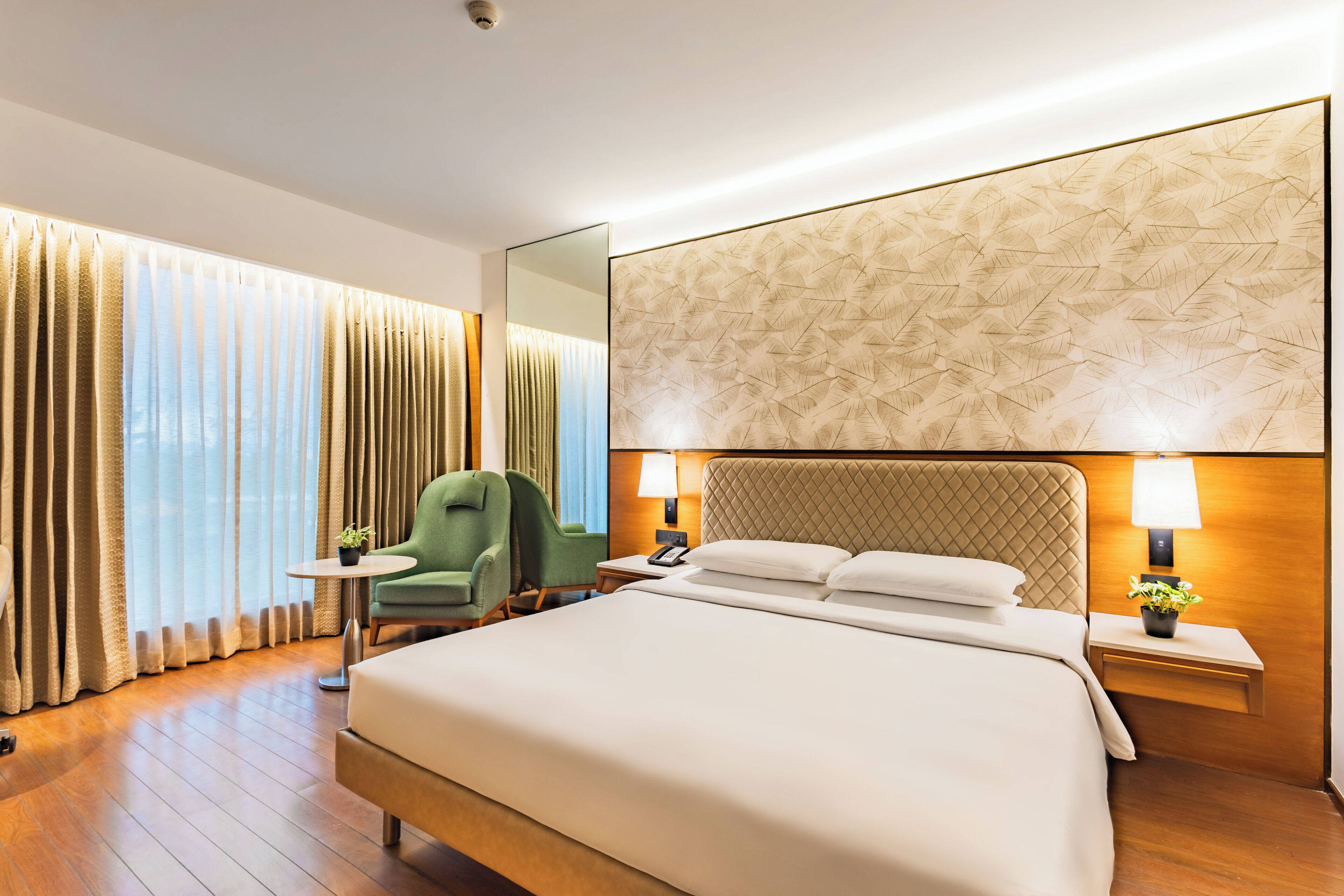 Phòng Club, 1 giường cỡ king | Bộ đồ giường cao cấp, minibar, két bảo mật tại phòng, bàn 