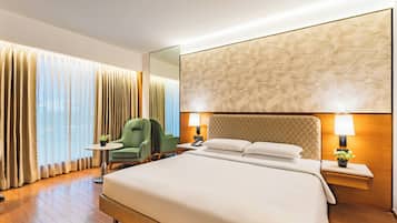 أغطية فراش متميزة وميني بار وخزنة داخل الغرفة ومكتب