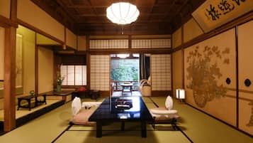 Chambre Luxe, plusieurs lits, salle de bains privée, vue jardin (10+4 Tatami Mats) | Salle de séjour