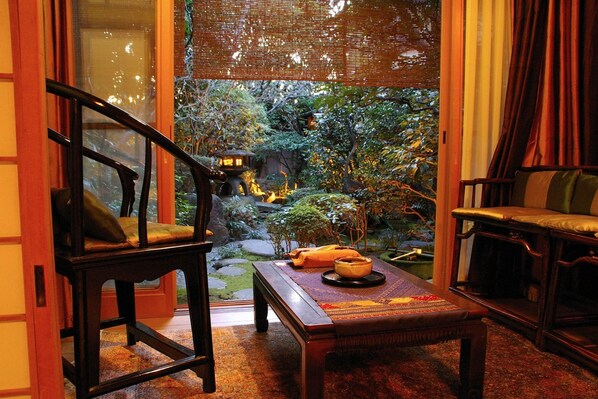 Habitación de lujo, varias camas, baño privado, vista al jardín (10+4 Tatami Mats) | Vista desde la habitación