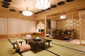 Familienzimmer (12 Tatami Mats ＋ Twin Bed Room) | Daunenbettdecken, Zimmersafe, individuell dekoriert