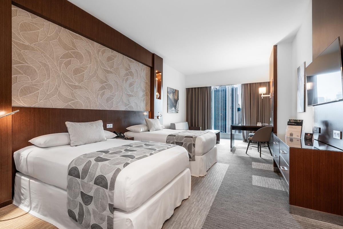 Minibar, caixa forta a l'habitació i escriptori