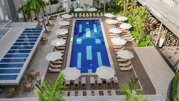 Outdoor pool, pool loungers