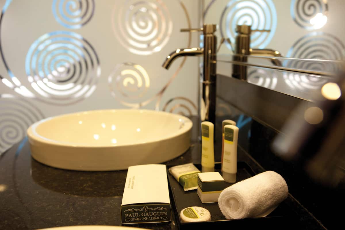 Combined shower/tub, rainfall showerhead, eco-friendly toiletries