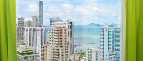 Deluxe King with Views | City view