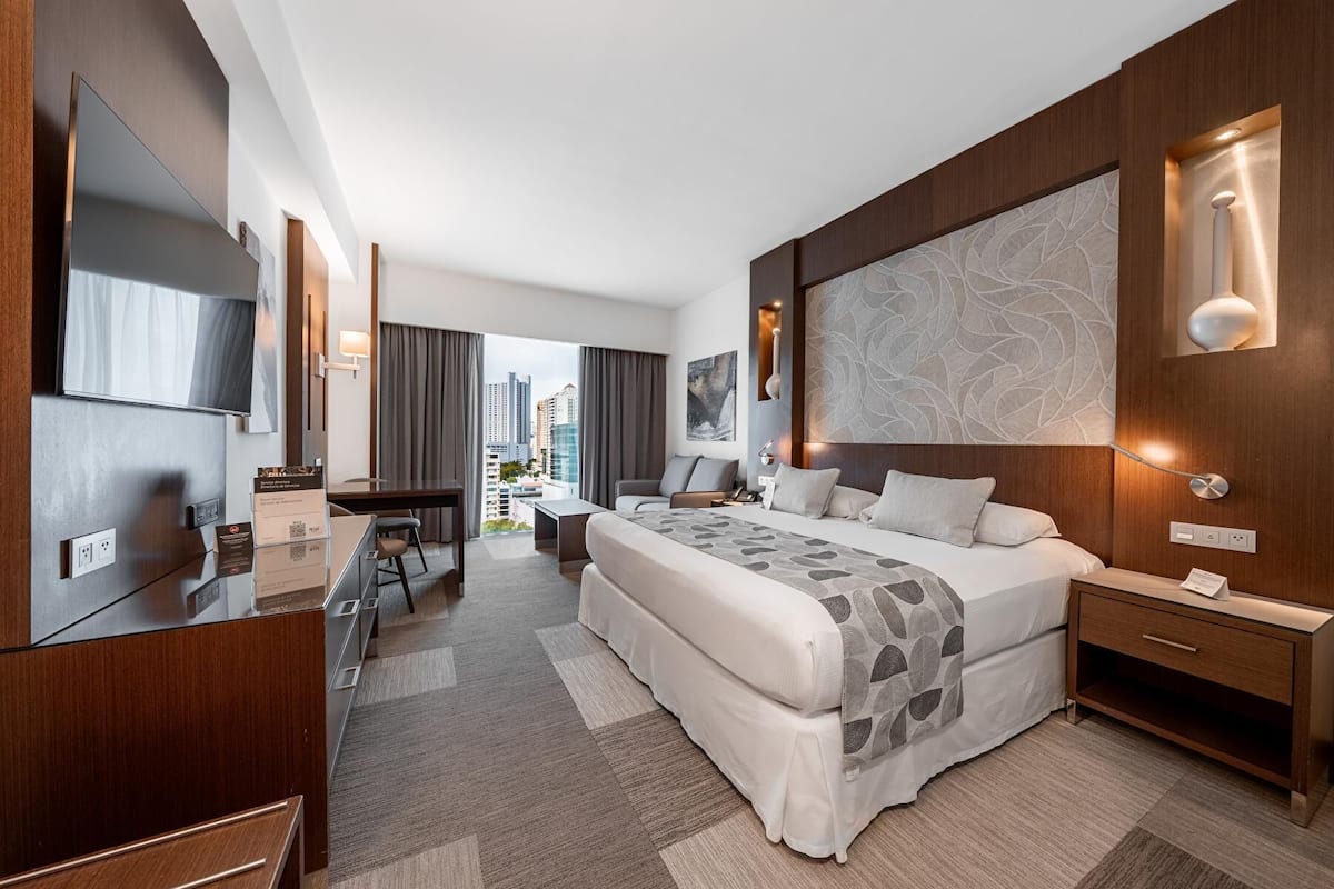 Minibar, caixa forta a l'habitació i escriptori