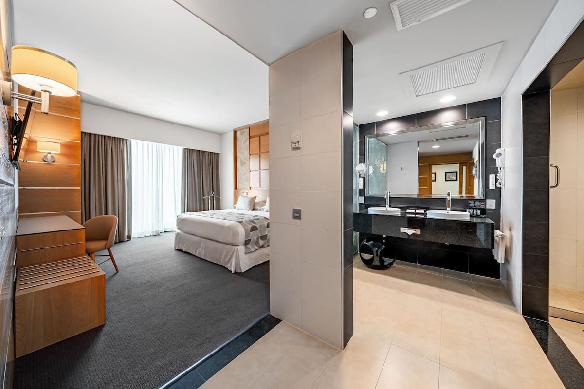 Minibar, caixa forta a l'habitació i escriptori