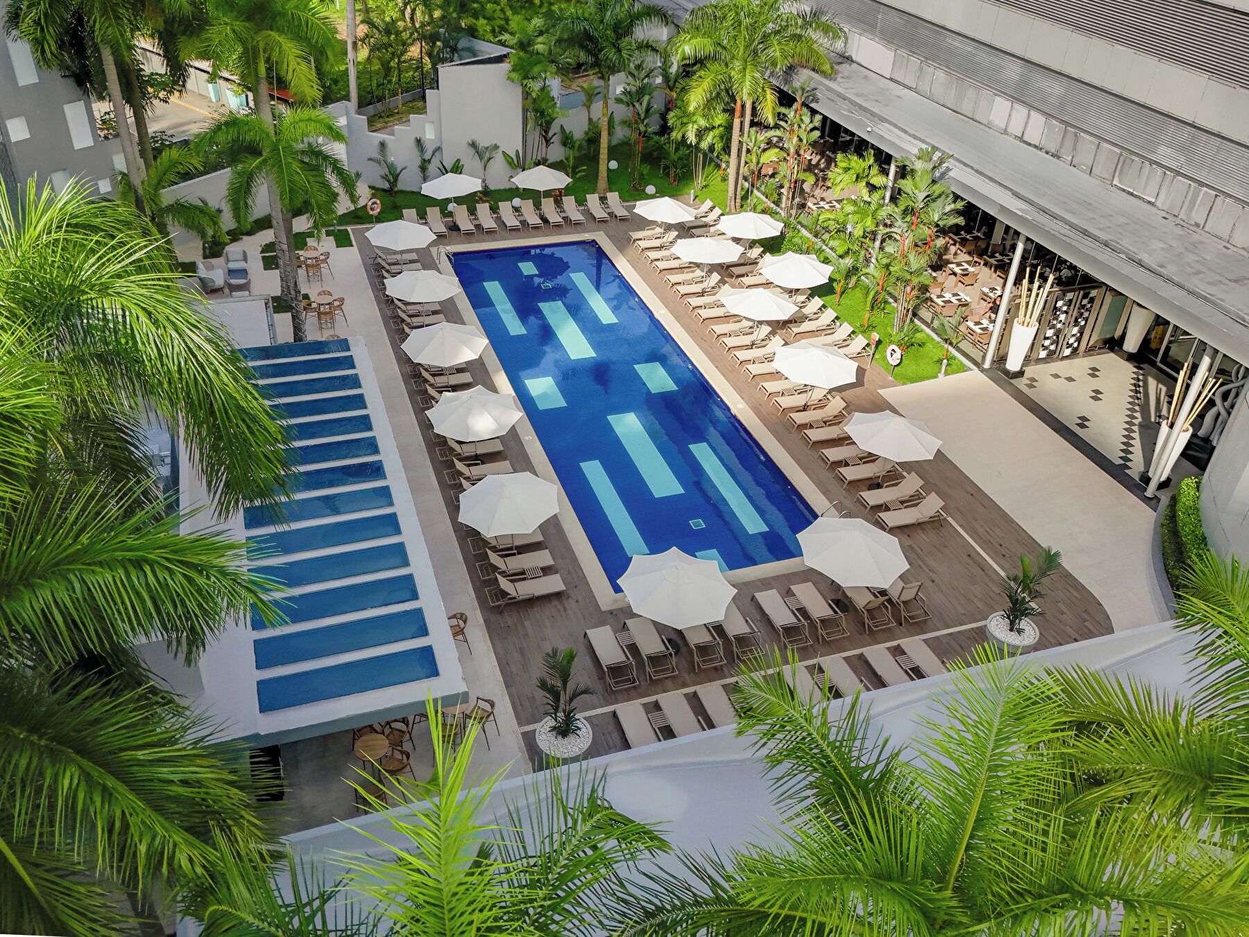 Piscine extérieure, chaises longues