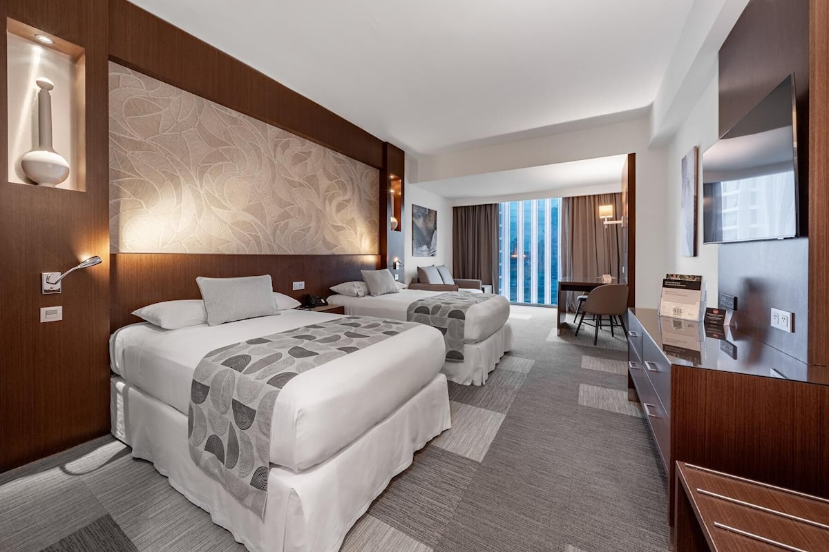 Minibar, caixa forta a l'habitació i escriptori