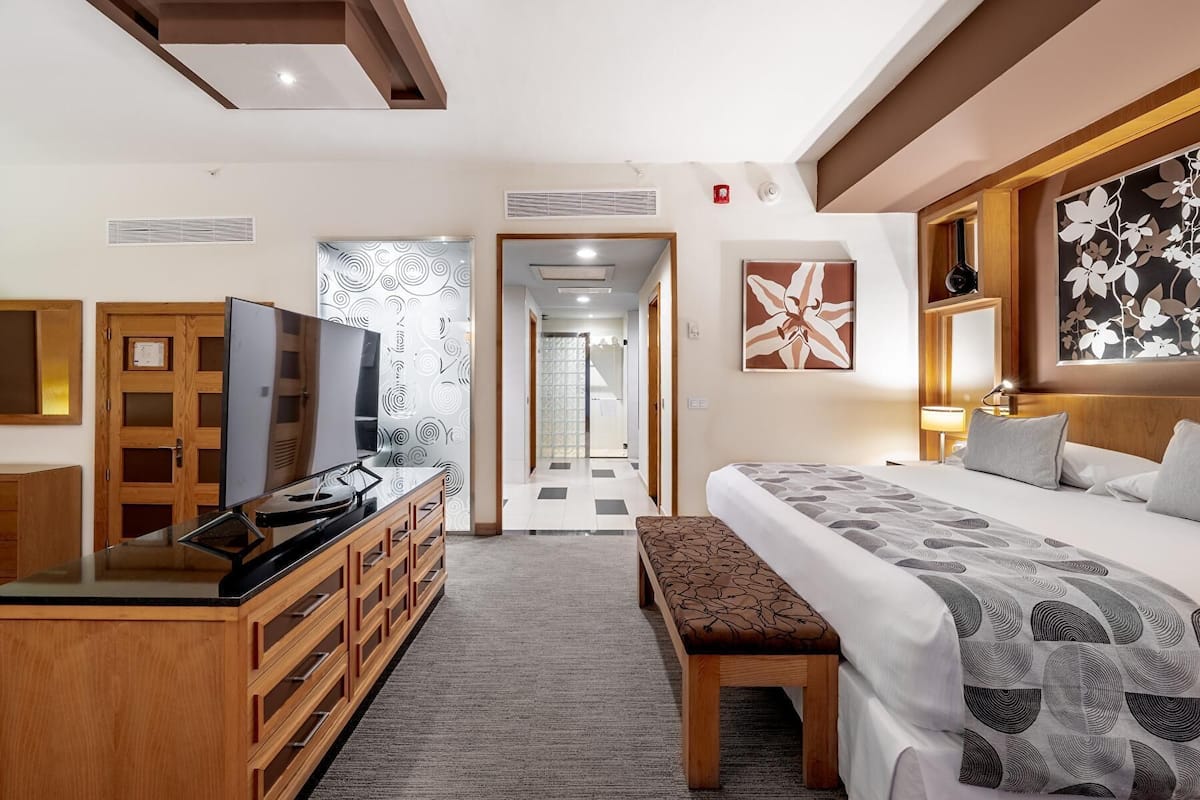 Minibar, caixa forta a l'habitació i escriptori