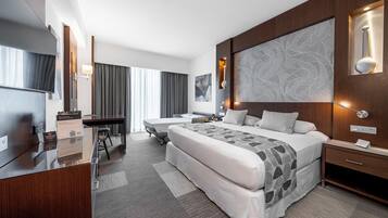 Chambre Deluxe | Minibar, coffres-forts dans les chambres, bureau