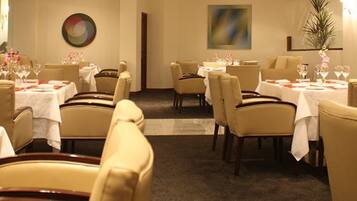 Breakfast, lunch and dinner served