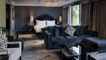 Suite, 1 trÚs grand lit | Coin séjour | Télévision LCD de 55 pouces avec chaßnes numériques, télévision