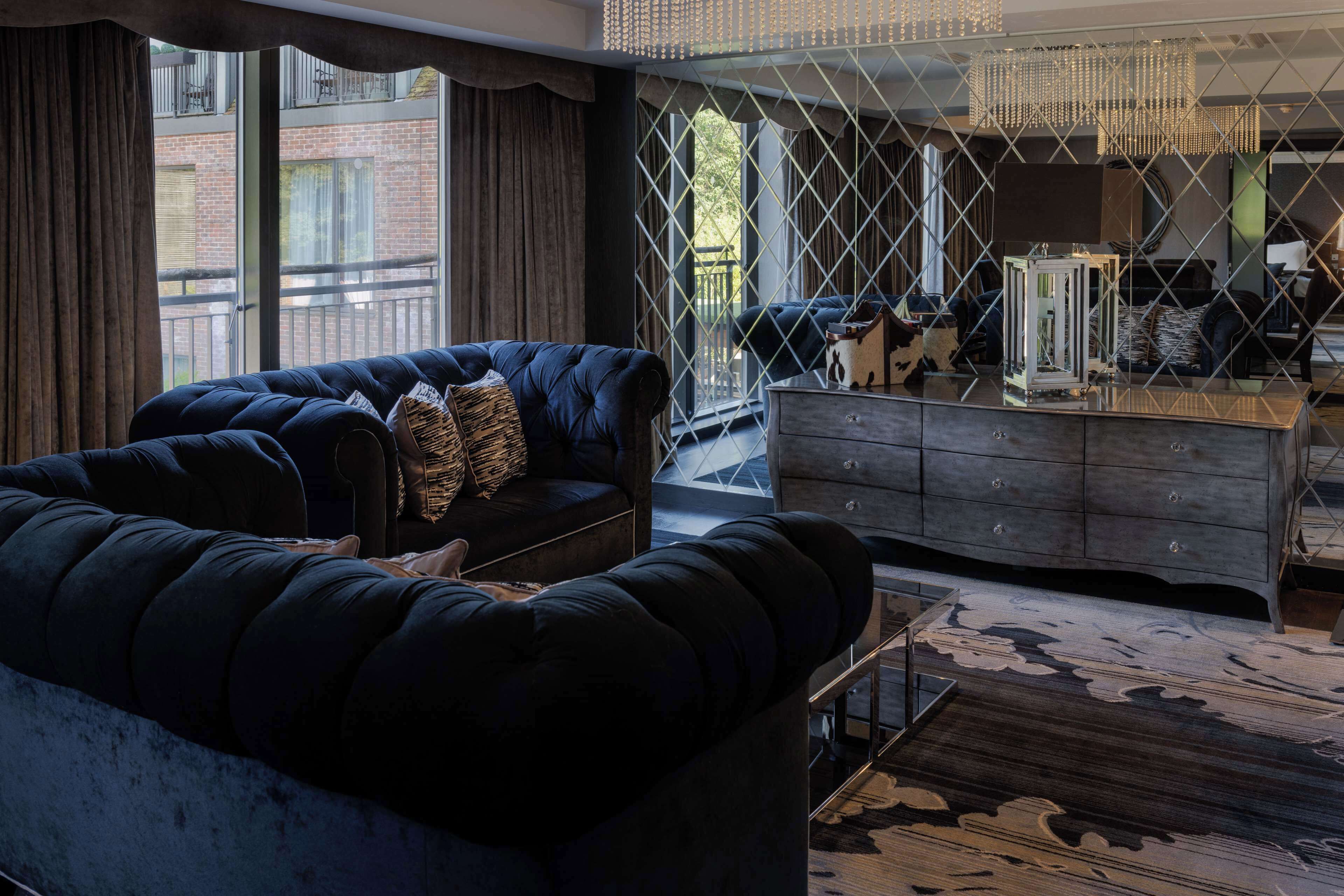 Suite, 1 kingsize bed | Woonruimte | Een 55-inch lcd-televisie met digitale zenders en televisie