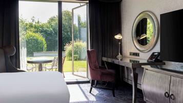 In-room safe, laptop workspace, soundproofing, free WiFi