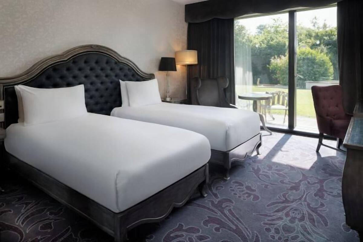 Een kluis op de kamer, een bureau, een laptopwerkplek