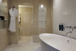 King, Suite Junior, 1 très grand lit | Salle de bain | Douche à « effet pluie », articles de toilette gratuits, sèche-cheveux