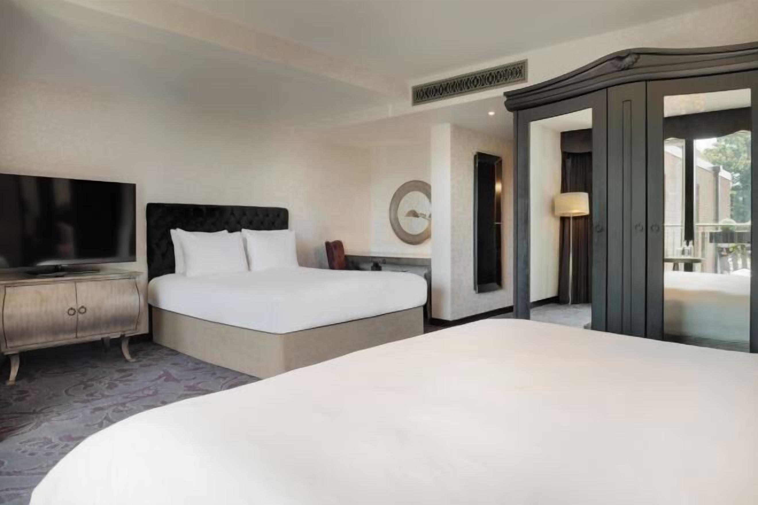 In-room safe, desk, laptop workspace, soundproofing