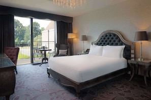 Queen Room with Mobility Access | In-room safe, desk, laptop workspace, soundproofing - Hilton London Syon Park (Brentford)