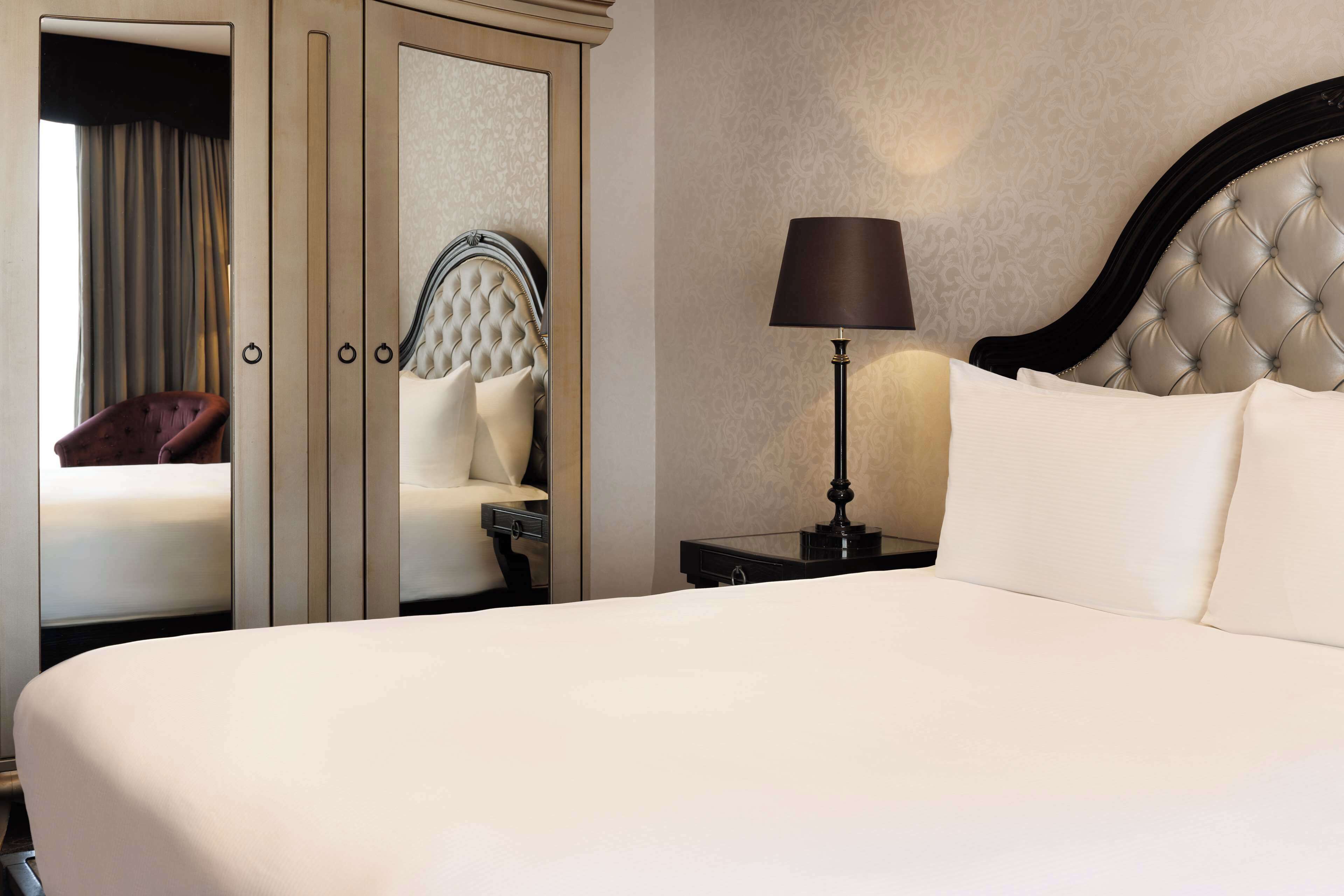 queen standard room | in-room safe, desk, laptop workspace, soundproofing